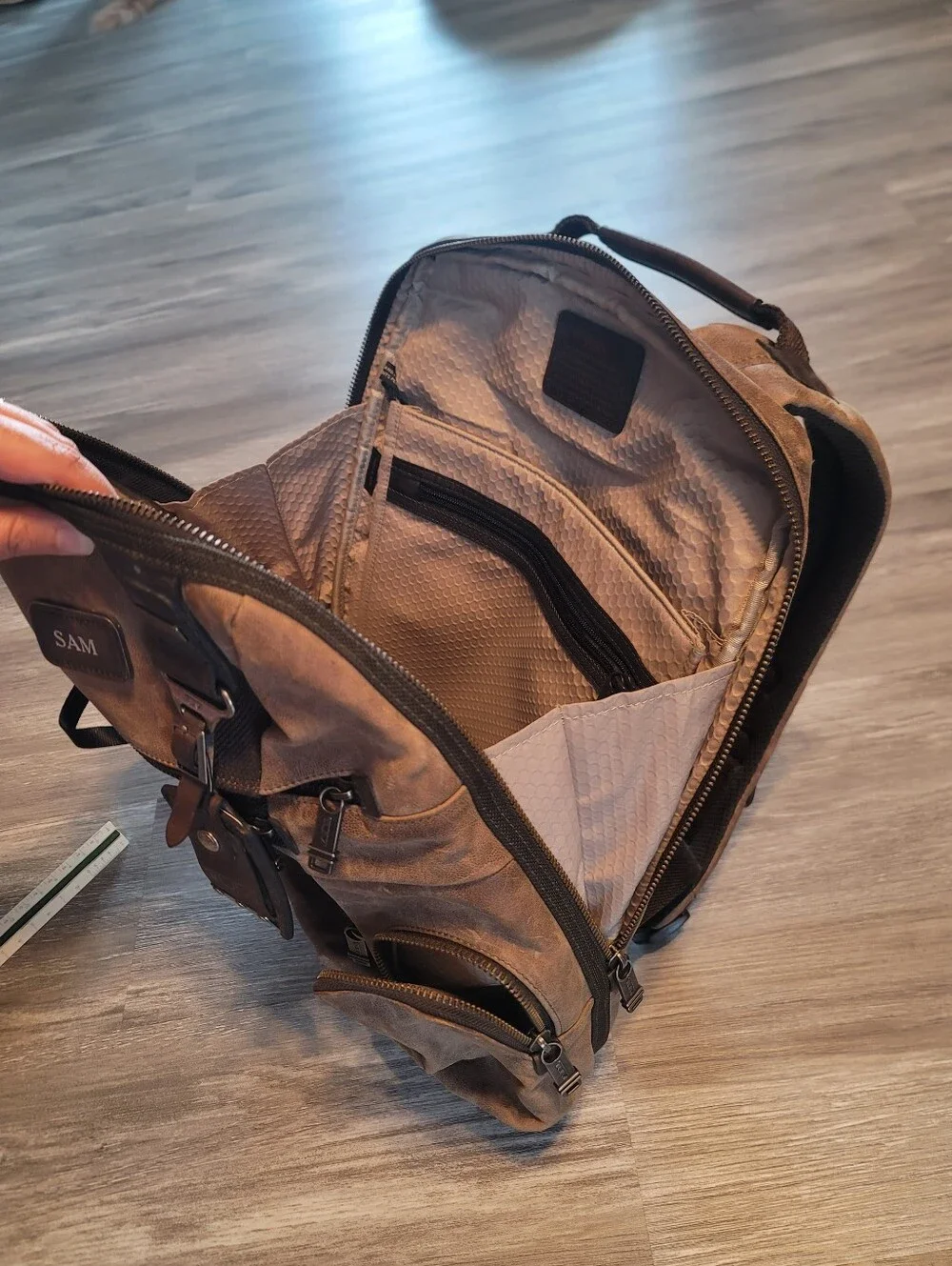 Tumi Premium, 100% full-grain leather TUMI Alpha Bravo 
